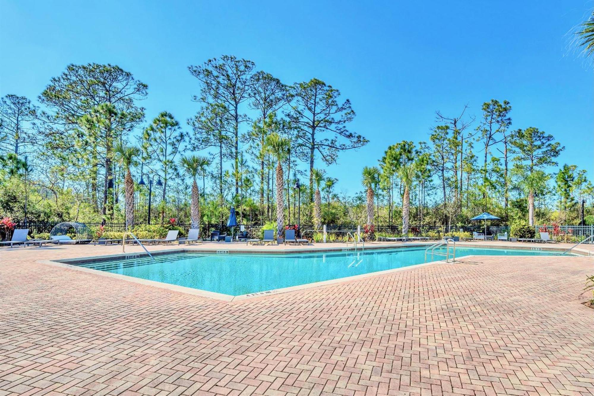Casa de férias Near - 2br Unit - Pool And Hot Tub
